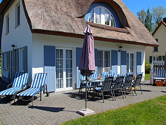 Eine große Terrasse lädt zum Familiengrillen ein.