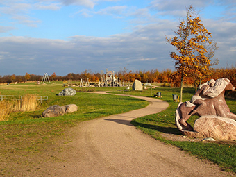 Kurpark mit großem Spielplatz.