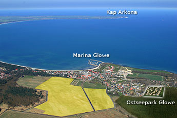 Luftaufnahme von Glowe mit Blick auf den Kilometerlangen breiten Sandstrand