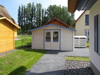 Das Gartenhaus, in dem auch Fahrräder untergestellt werden können.